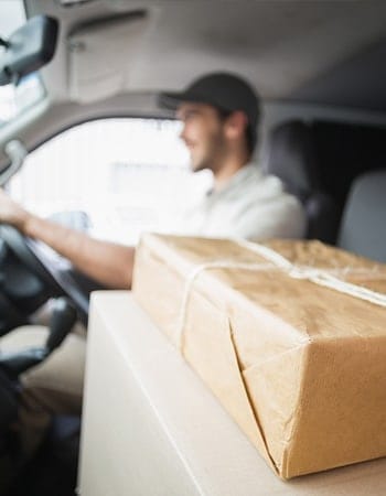 Bezorgchauffeur in busje met pakket
