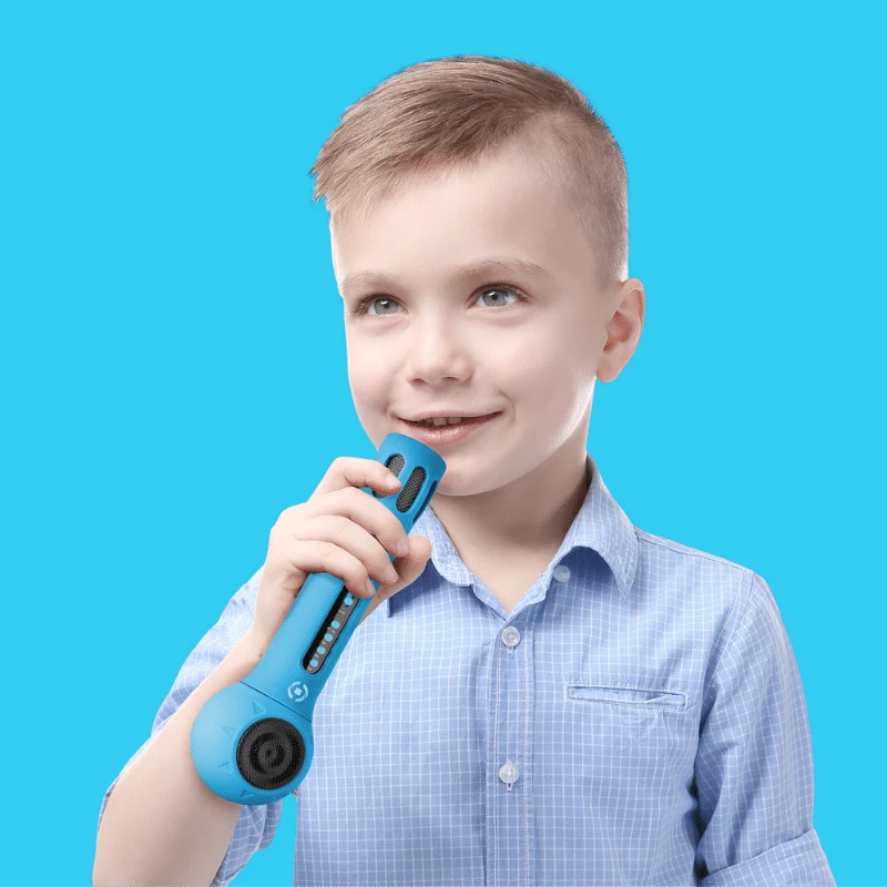 Kind zingt in blauwe Kindermicrofoon Bluetooth microfoon. KIDSFESTIVALLB