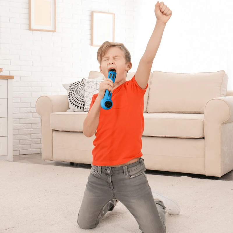 Jongen zingt in blauwe Kindermicrofoon Bluetooth kindermicrofoon. KIDS FESTIVALLB